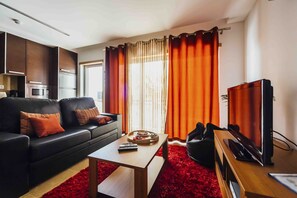 One bedroom apartament with double bed, equipped kitchen, wi-fi and cable channels.  This flat also has access to 1 parking space and a shared pool. It is located about 10 minutes away from the beach of São Martinho do Porto.
