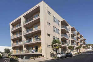 One bedroom apartament with double bed, equipped kitchen, wi-fi and cable channels.  This flat also has access to 1 parking space and a shared pool. It is located about 10 minutes away from the beach of São Martinho do Porto.