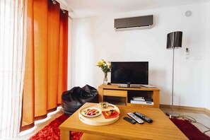 One bedroom apartament with double bed, equipped kitchen, wi-fi and cable channels.  This flat also has access to 1 parking space and a shared pool. It is located about 10 minutes away from the beach of São Martinho do Porto.