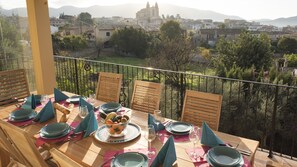 Frühstücksterrasse mit Blick auf die Kirche von Calvià
