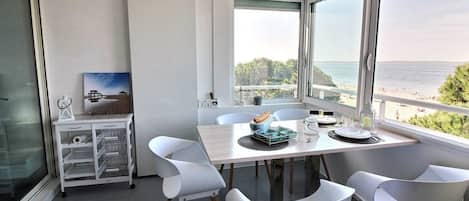 Espace repas avec vue sur le bassin