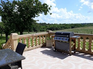 Terrasse extérieure avec salon de jardin & barbecue La Petite Prairie