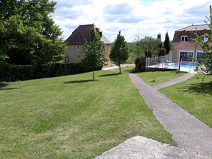 vue d'ensemble du gîte La Petite Prairie et son annexe avec piscine