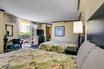 2 Double Beds & Full Kitchen Overlooking the Pool