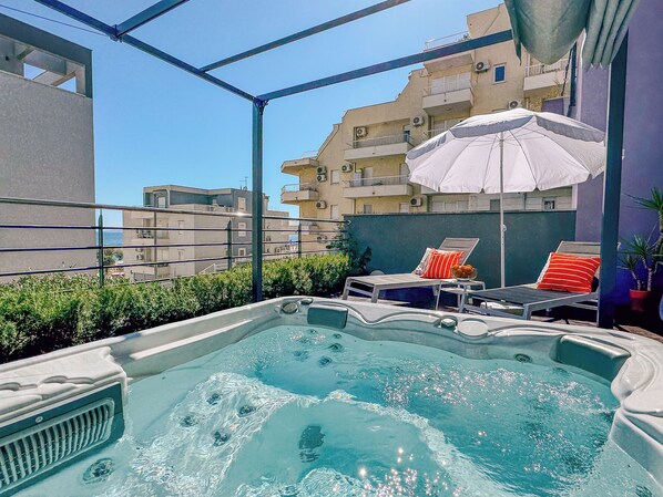 Outdoor spa tub