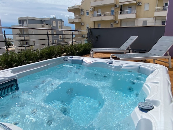 Outdoor spa tub