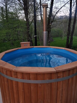 Outdoor spa tub