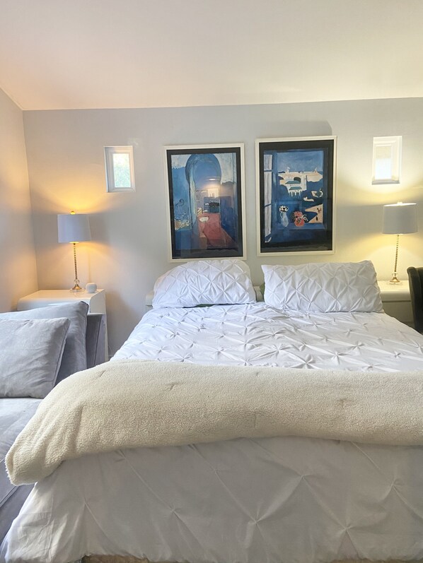 Master Bedroom-King 
TV