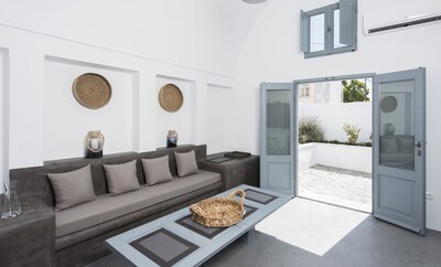 QUIET PART OF FIRA VERY CENTRAL 3 BEDROOM 2 BATHROOMS SPACIOUS TRADITION MODERN