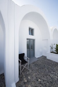 QUIET PART OF FIRA VERY CENTRAL 3 BEDROOM 2 BATHROOMS SPACIOUS TRADITION MODERN