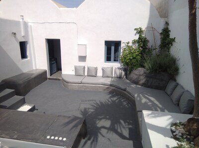 QUIET PART OF FIRA VERY CENTRAL 3 BEDROOM 2 BATHROOMS SPACIOUS TRADITION MODERN