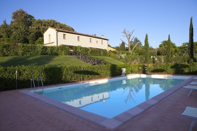 Apartamento de tres habitaciones en el campo con piscina y jardín a 15 'de la Marina di Cecina