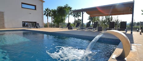 La finca est située à Muro Mallorca et dispose d'une grande piscine.