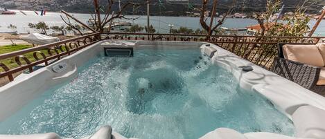Jacuzzi and sea view, sea just 10 m away