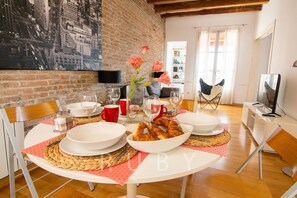 Have a good breakfast on this beautiful dining table 