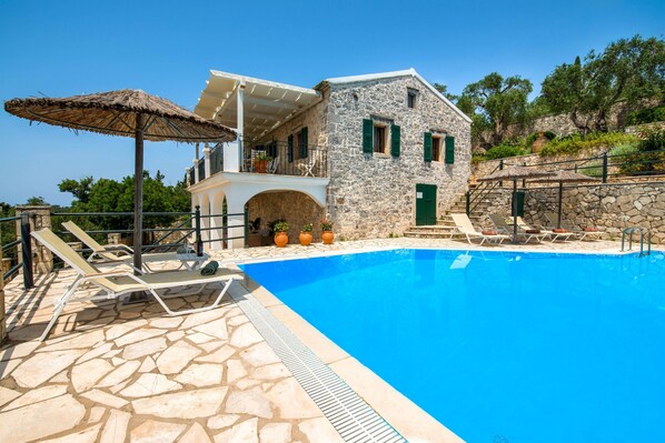 Stunning Pool %26amp%3B property view