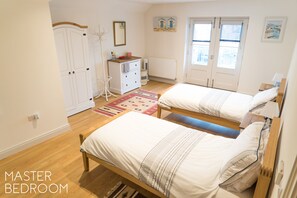 Spacious Master Bedroom with ensuite -single beds - towels & hairdryer in drawer