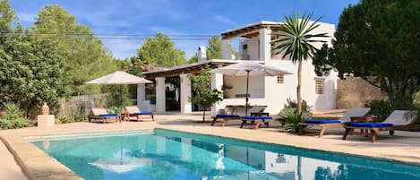 Villa Petunia. Ibiza. Bonita piscina
