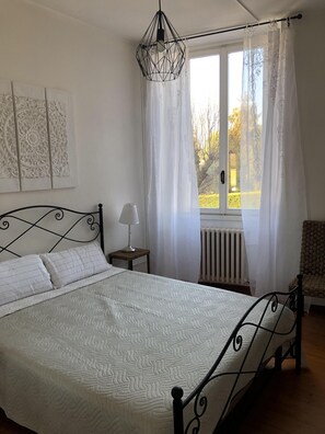 Schlafzimmer 1