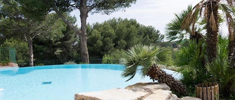 Piscine réservée uniquement aux résidants