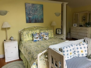 Queen bed.