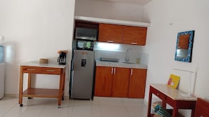 Fully equipped kitchenette with mobile island
