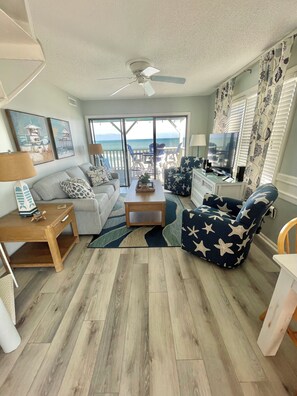 Oceanfront Living/Dining Combo! like being on a boat!