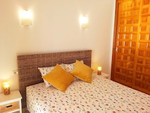 Bedroom with double bed of 160×200 and direct access to the terrace