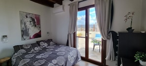 camera da letto con letto matrimoniale