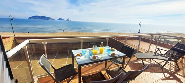 Terrasse mit Blick auf den Strand und das Meer