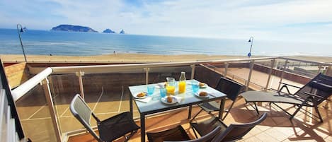 Terrasse mit Blick auf den Strand und das Meer