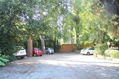 In Villa Silj parkland, family friendly, swimming pool, metro to city centre