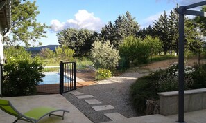 Depuis la terrasse, la vue sur les montagnes du luberon ...