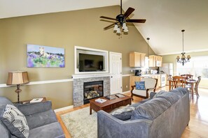 Open floorplan living and dining area