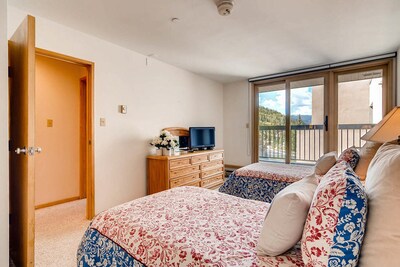 Lionshead Condo 5min walk to lifts, Indoor & outdoor Pool/3 Hot tub, ski storage