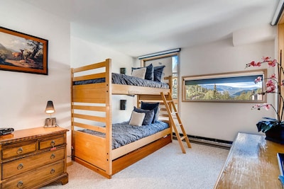 Lionshead Condo 5min walk to lifts, Indoor & outdoor Pool/3 Hot tub, ski storage