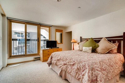 Lionshead Condo 5min walk to lifts, Indoor & outdoor Pool/3 Hot tub, ski storage