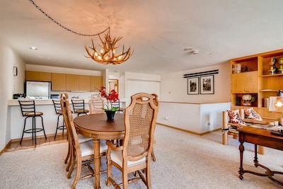 Lionshead Condo 5min walk to lifts, Indoor & outdoor Pool/3 Hot tub, ski storage