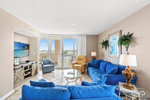 Spacious living room 