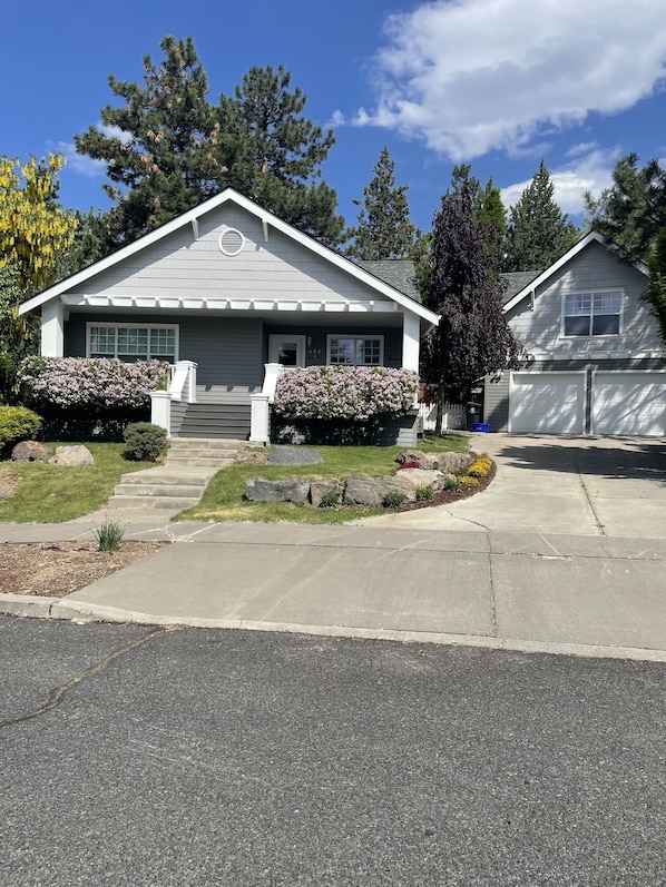 Front of home with detached garage 