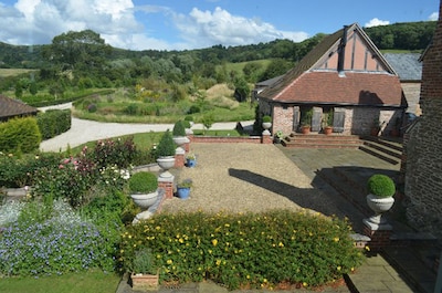 Falstaff cottage - lovely self catering with private Hot Tub edge of cotstwolds