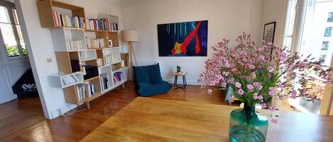 Salle à manger  à vivre pour un moment de détente avec une bibliothèque design