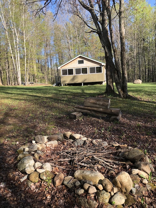 Beautiful Cabin with all the amenities. Close to A.T. and legal to drive ATV