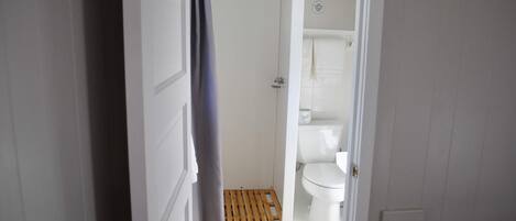 Full/double room bathroom