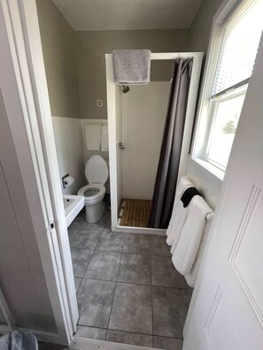 Full/double room bathroom