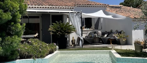 Piscine avec vue maison