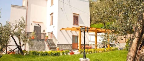 4 bedroom villa with large terrace, hot tub and sea views on the Sorrento Coast