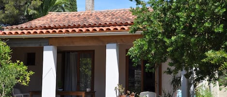 Terrasse ombragée donnant sur jardin