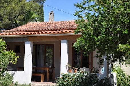 Terrasse ombragée donnant sur jardin
