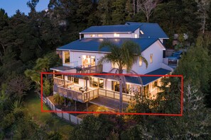 Spacious accommodation that occupies the whole lower level of the house. 
